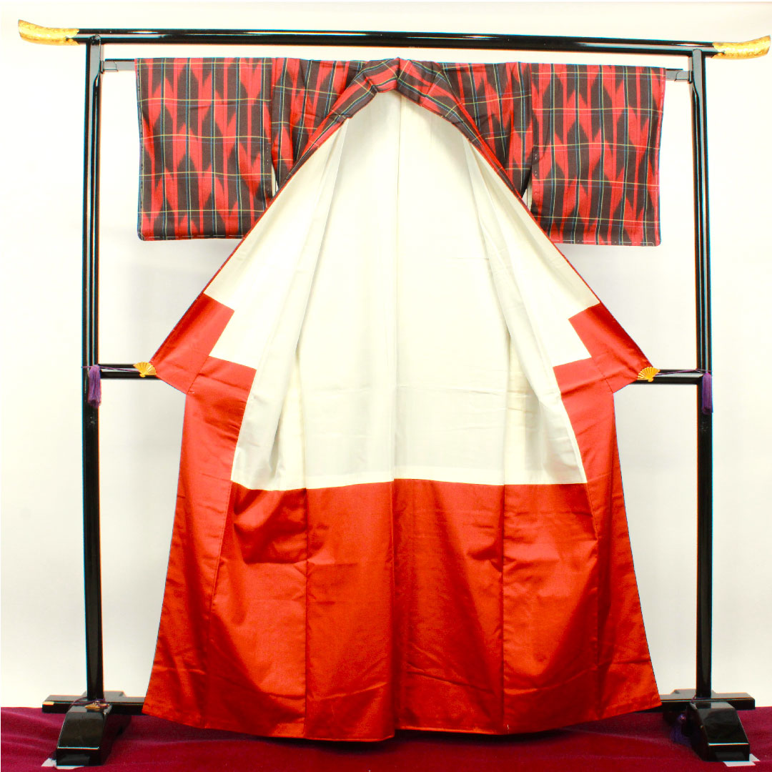 Tsumugi (Japanese kimono) with a red birch color, arrow pattern, and basting threads. Length: 163.5cm, Sleeve Length: 65cm. Unused. Pure silk, S rank. Lined, red. Product code: 1116002782412