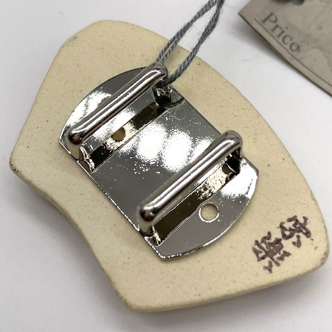 （新古品） 帯留め 陶磁器 カジュアル 薄卵色（うすたまごいろ） 清水焼 ペンギン 動物 長さ約3cm 幅約4.5cm  Sランク ベージュ系 1137000222925