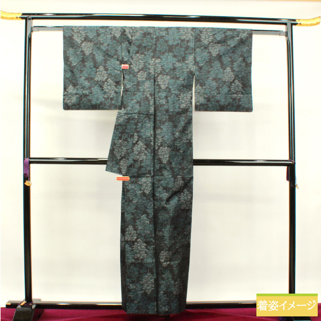大島紬 正絹 身丈158cm 裄丈64.5cm  緯総絣 抽象模様 Sランク 袷 黒系 1116002942310