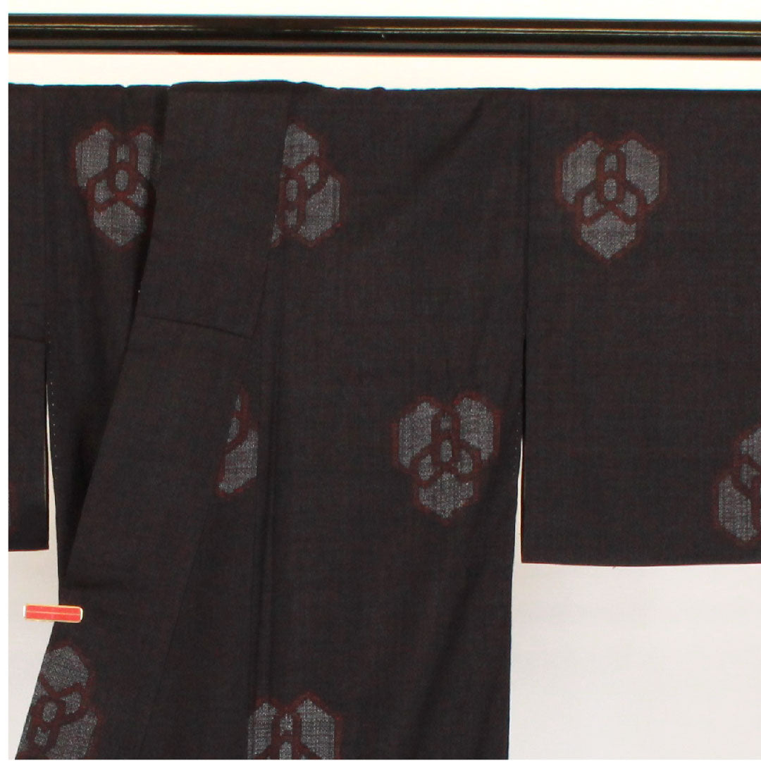 Yuki Tsumugi Length 153cm Sleeve length 65cm 80 tortoiseshell pattern Authentic Yuki Tsumugi Three-layered tortoiseshell pattern Pure silk A rank Awase Black 1116000723210