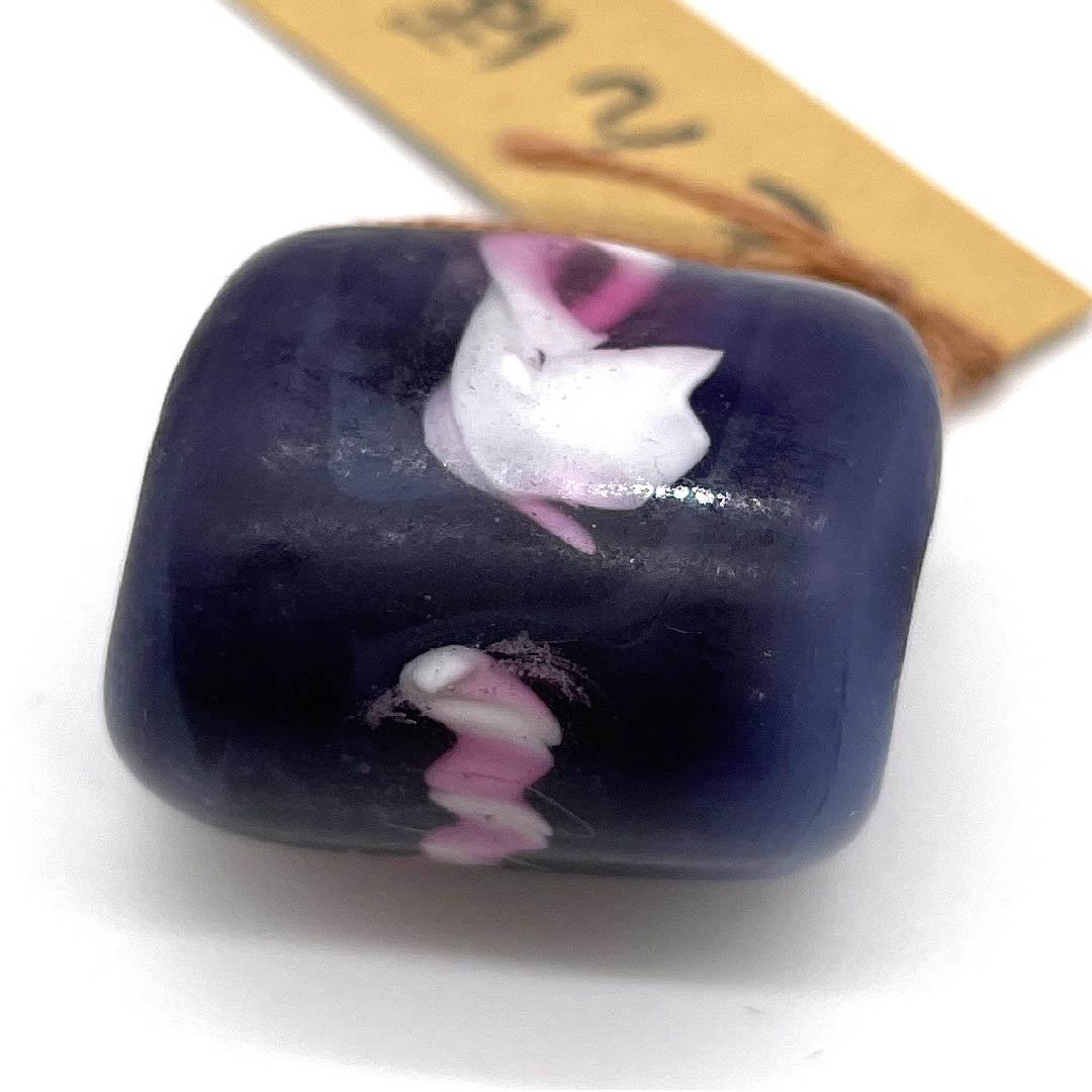 （新古品） 帯留め ガラス カジュアル 紫紺色（しこんいろ） トンボ玉 桜 螺旋 長さ約2cm 幅約2.5cm  Sランク 紫系 1137000062920