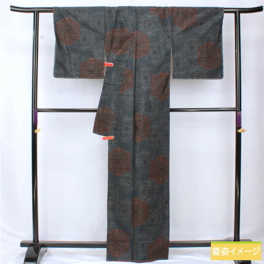 紬 正絹 Aランク 身丈164cm 裄丈65cm 鋼色（はがねいろ） 大島紬 横双絣 幾何学模様 袷 紺系 1116004003418
