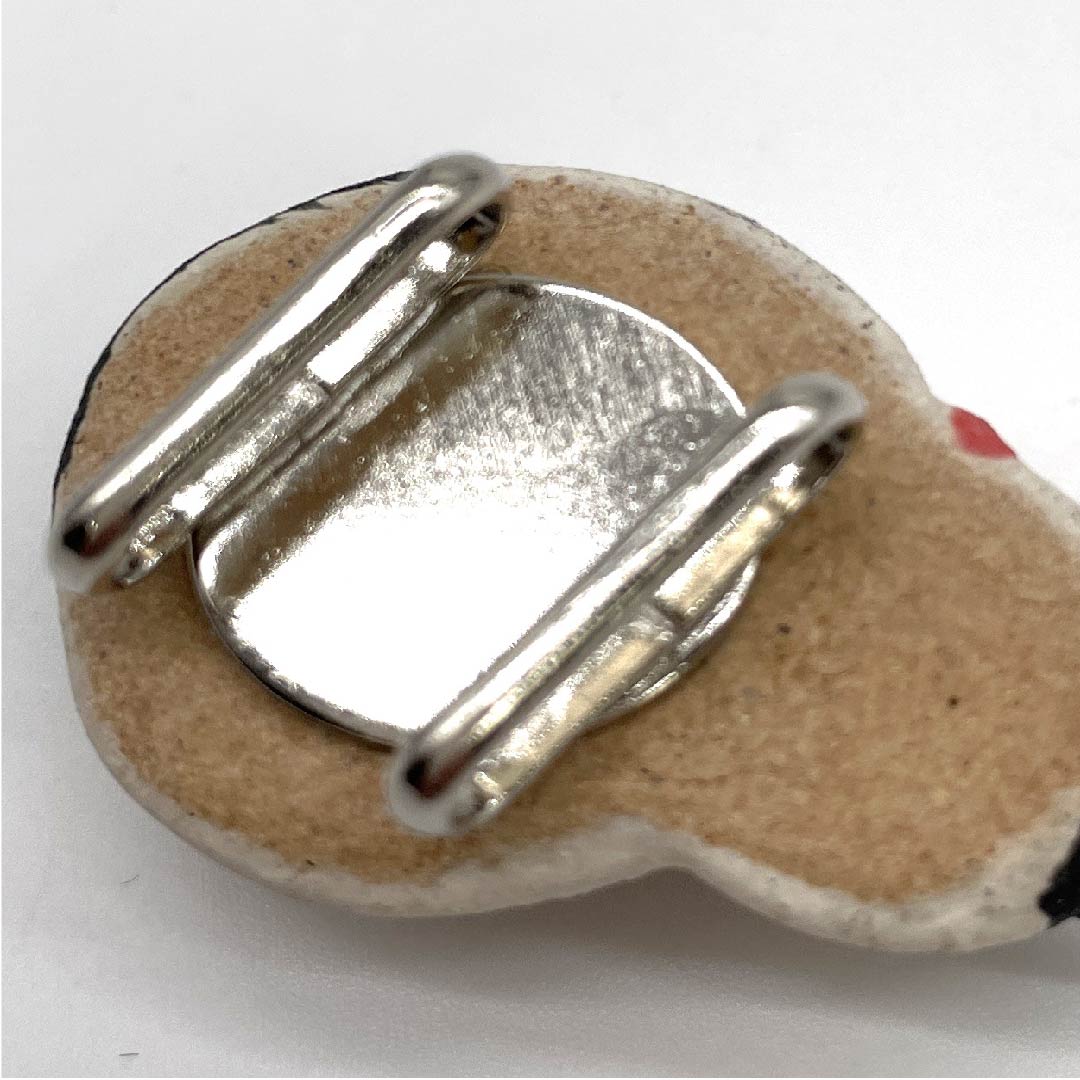 （新古品） 帯留め 陶磁器 カジュアル 生成色（きなりいろ） 信楽焼 猫 三毛猫 長さ約2.5cm 幅約3.5cm  Sランク 白系 1137000022911