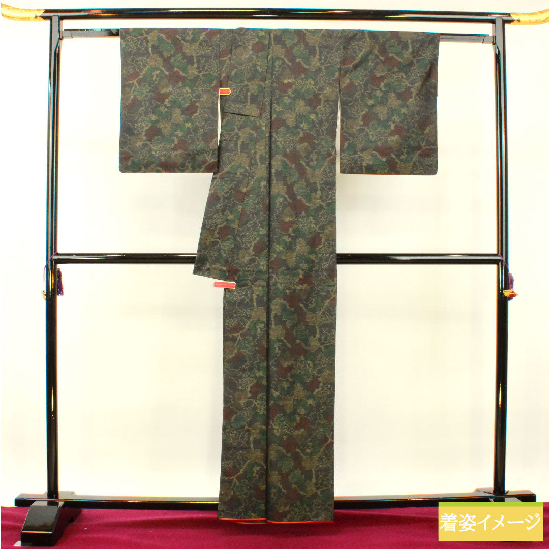 紬 正絹 身丈160cm 裄丈65.5cm 大島紬 緯総絣 葉っぱ模様 Sランク 袷 黒系 1116003352410