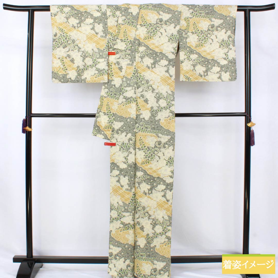 Kimono (Komon style) polyester, S rank. Length 164cm, Sleeve-to-sleeve 67cm. Unlined. Rikyu-nezumi (grayish brown) color. Stencil-dyed with cloud and petal patterns. Washable kimono. Gray-tone. 1115008022422