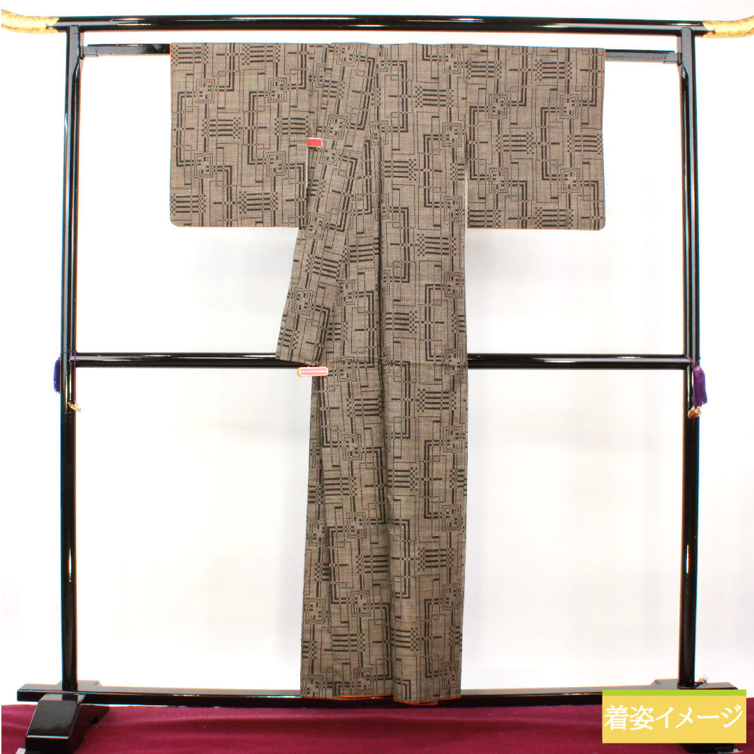 紬 正絹 身丈154.5cm 裄丈63cm 大島紬 経緯絣 幾何学模様 Aランク 袷 黒系 1116003563210