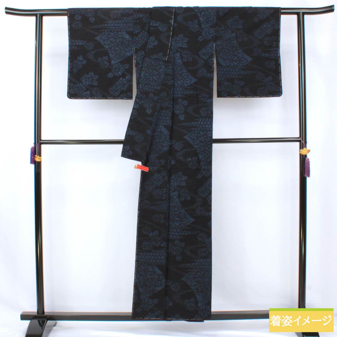 紬 正絹 Aランク 身丈156cm 裄丈62cm 濃紺色（のうこんいろ） 結城紬 真綿 抽象模様 袷 紺系 1116004473318