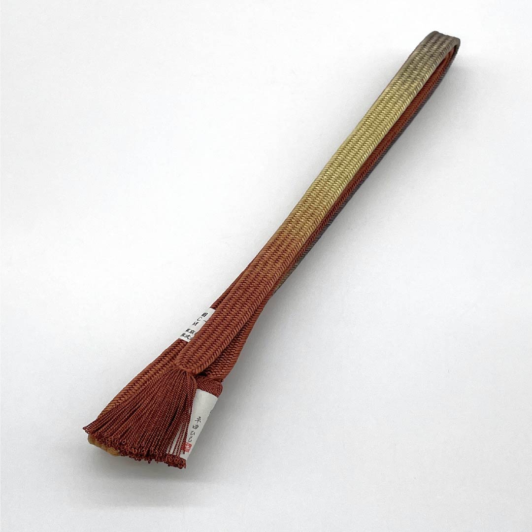 (新品)帯締め 正絹 NEWランク 弁柄色（べんがらいろ） 今鶴羽色（いまつるはいろ） 平田組紐 角朝遊玄染 長さ約166cm 幅約1.3cm カジュアル 茶系 1135005001314