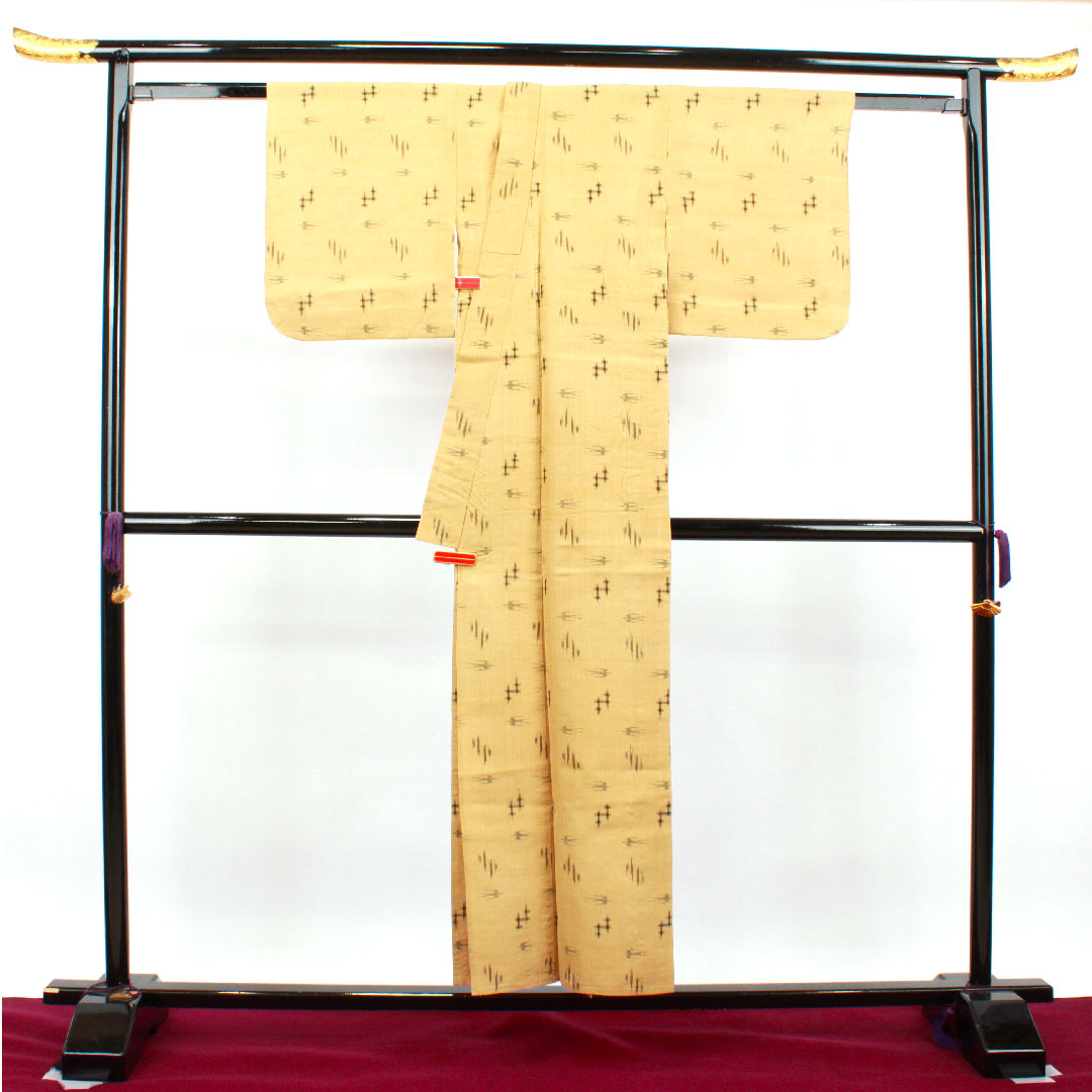 夏物 麻 紬 身丈152cm 裄丈62.5cm 楊梅色（やまももいろ） 琉球模様 絣 夏紬 紗 Sランク ベージュ系 1132001612225