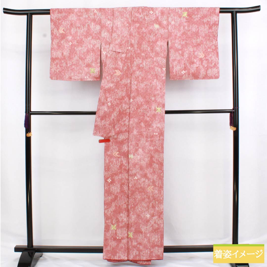 小紋 正絹 Aランク 身丈158.5cm 裄丈63.5cm 袷 浅蘇芳色（あさきすおういろ） 絞り 刺繍 抽象模様 ピンク系 1115006323313