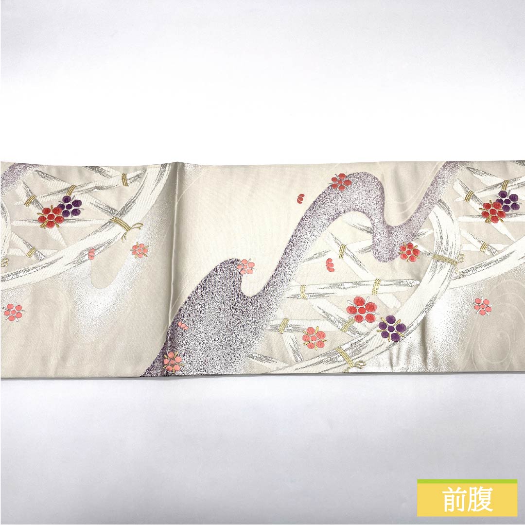 Formal obi with a bamboo fence, flowing water, and plum blossom motif, made of pure silk and S-rank. Suitable for formal wear with a formal kimono. Length: 432cm. Features a six-fold hem. Silver finish. Product number: 1123015362322.