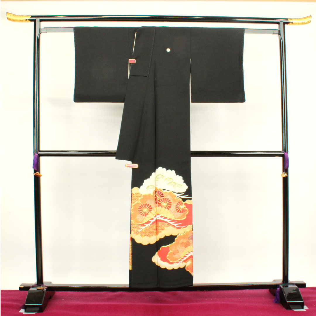 Black Tomesode, Length 153cm, Sleeve Length 61.5cm, Lined, Kyoto Yuzen, Pine, Chrysanthemum, Circle with Sword and Butterfly, Pure Silk, A Rank, Five Crests, Black, 1111001003210