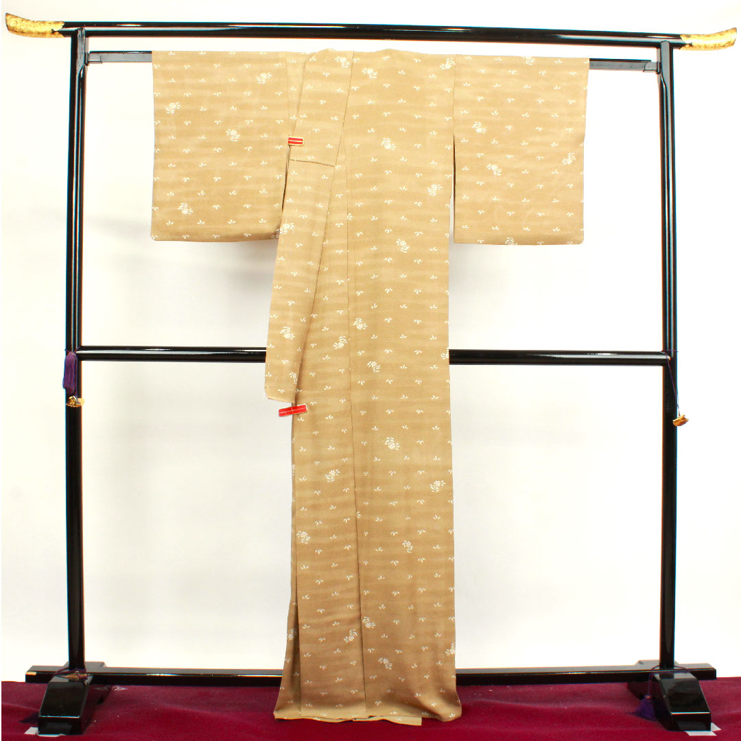 夏物 ポリエステル 小紋 身丈166cm 裄丈67.5cm 胡桃色（くるみいろ） 草花模様 洗える着物  絽 Sランク 茶系 1132000892514