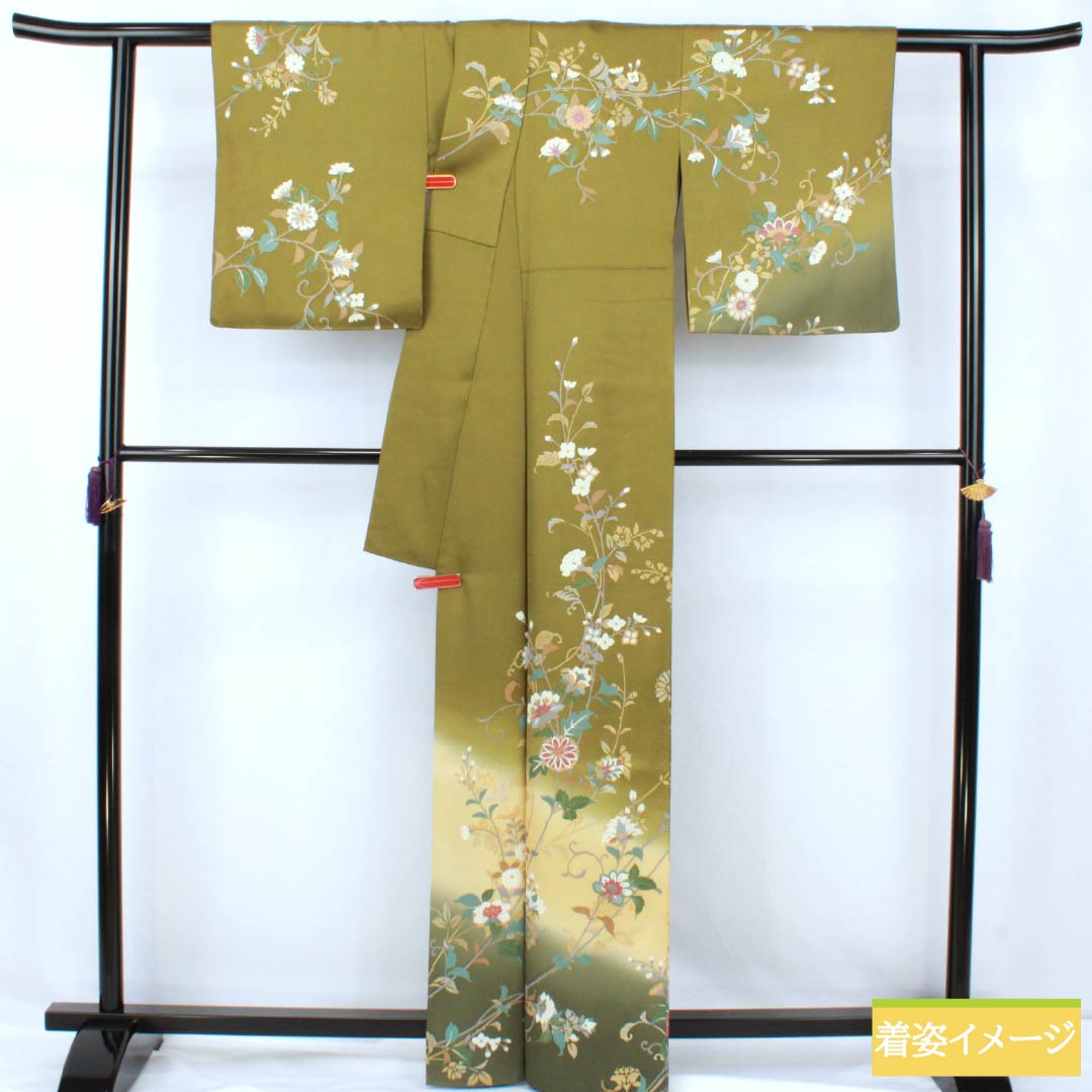 Homongi (visiting kimono) made of pure silk, grade A, with a lined lining, length 162cm, sleeve length 60.5cm, in majestic brown (Ikou Chairo) with Kyoto Yuzen motifs and floral and green motifs. Product number: 1112007593419