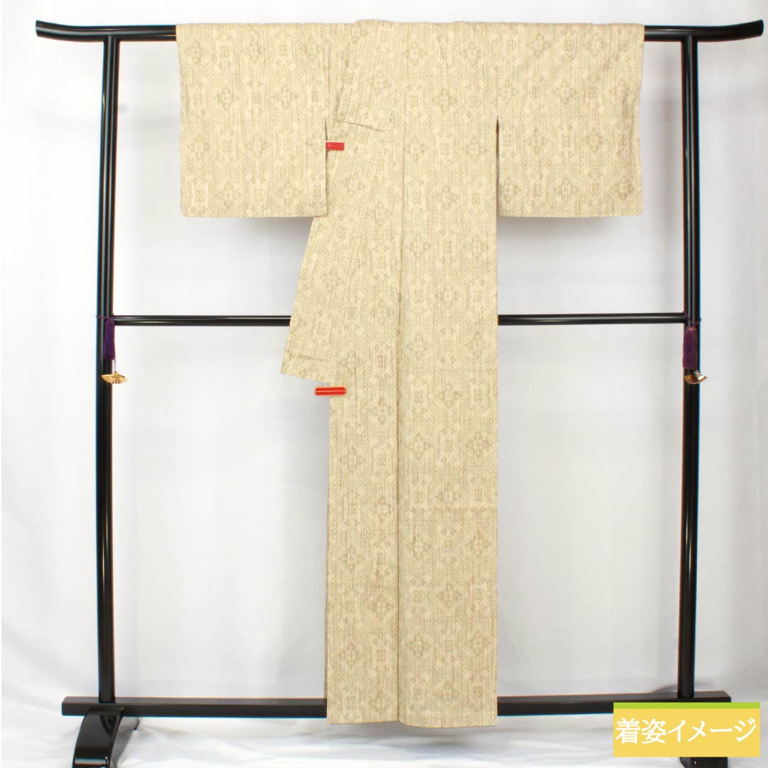 Pure silk tsumugi (pongee) kimono, length 159cm, sleeve length 63.5cm, light egg-colored (usutamagoiro) with warp ikat (kasuri) and geometric patterns, with basting threads, A-rank, lined, beige, product number 1116003883325