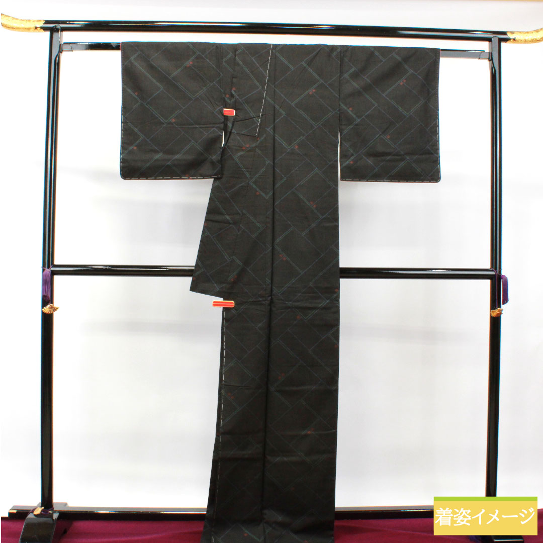 大島紬 正絹 身丈168.5cm 裄丈66cm  しつけ糸付き 幾何学模様 Sランク 袷 黒系 1116002912510