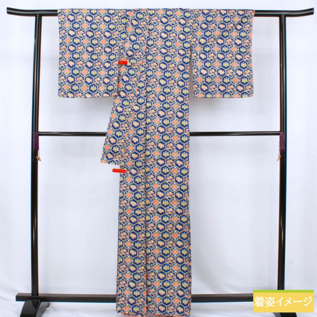 Small-patterned polyester kimono, S rank, length 163cm, sleeve length 64.5cm, lined, navy blue, tortoiseshell pattern, small flowers, plum blossoms, and butterflies, navy blue, product number 1115007302418