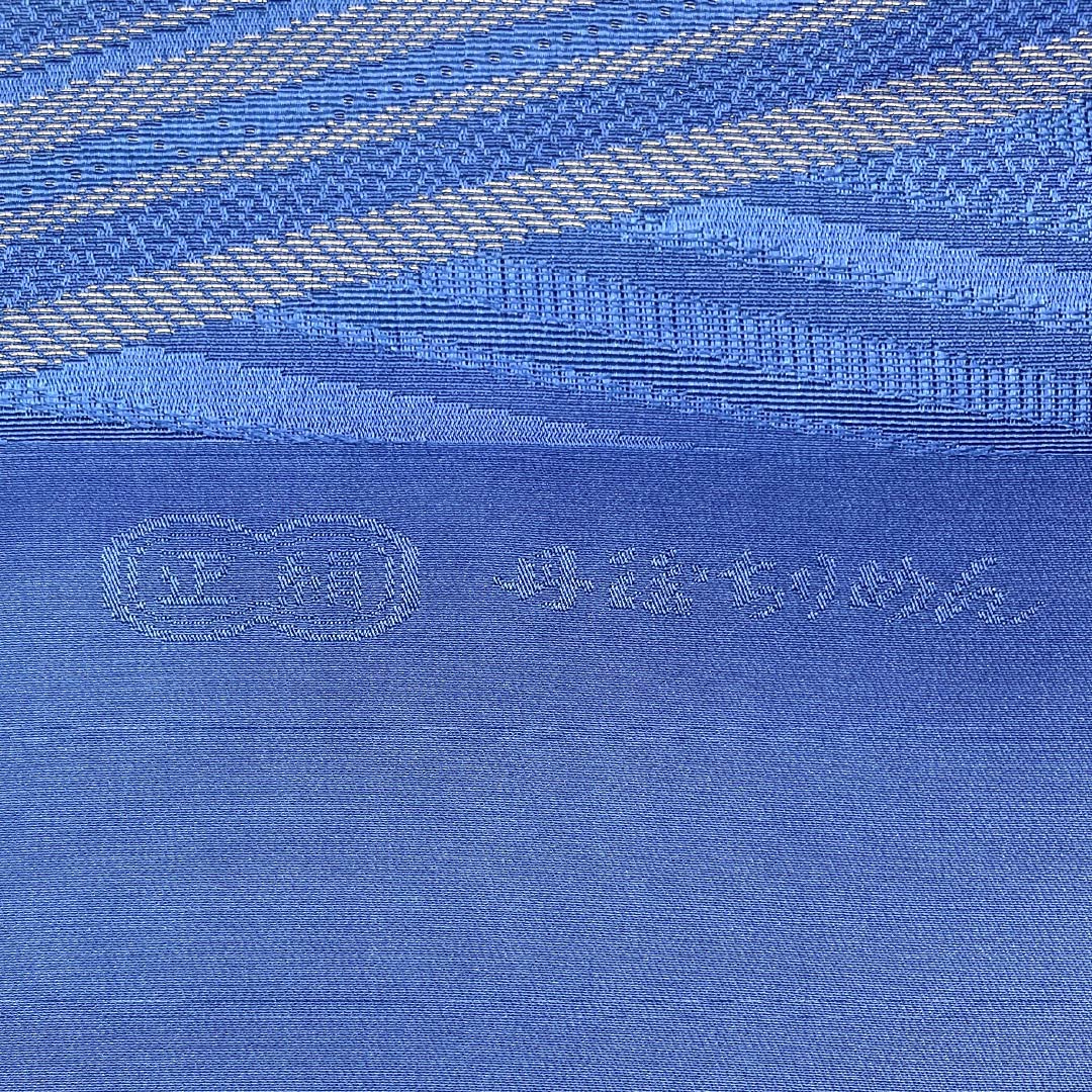 Unused item. Obiage (kimono sash accessory) made of pure silk. NEW rank. Dark blue with a gradient geometric pattern. Tango chirimen (silk crepe). Approximately 188cm in length and 31cm in width. Blue family. 1136003291917