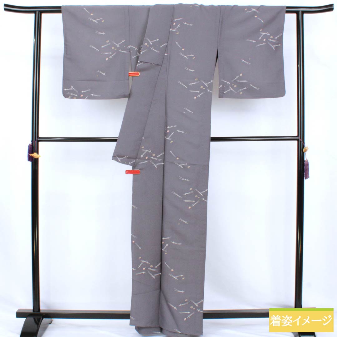 小紋 ポリエステル Sランク 身丈163cm 裄丈65.5cm 単衣 鼠志野色（ねずみしのいろ） 型染 松竹梅 洗える着物 グレー系 1115007942422