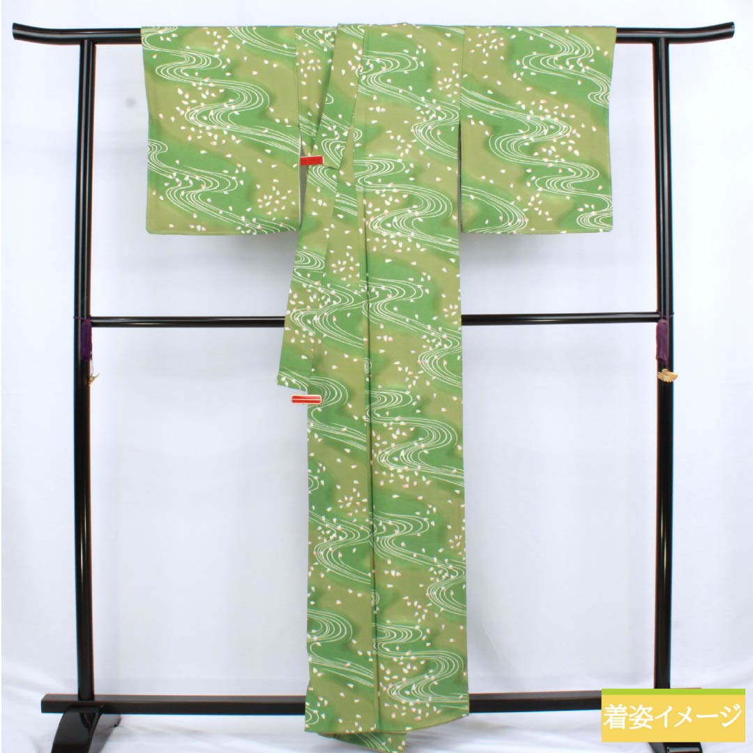 小紋 正絹 Sランク 身丈157cm 裄丈67cm 袷 仏手柑色（ぶしゅかんいろ） 緑衫色（ろくそういろ） 型染 流水 散り桜 緑系 1115006562319