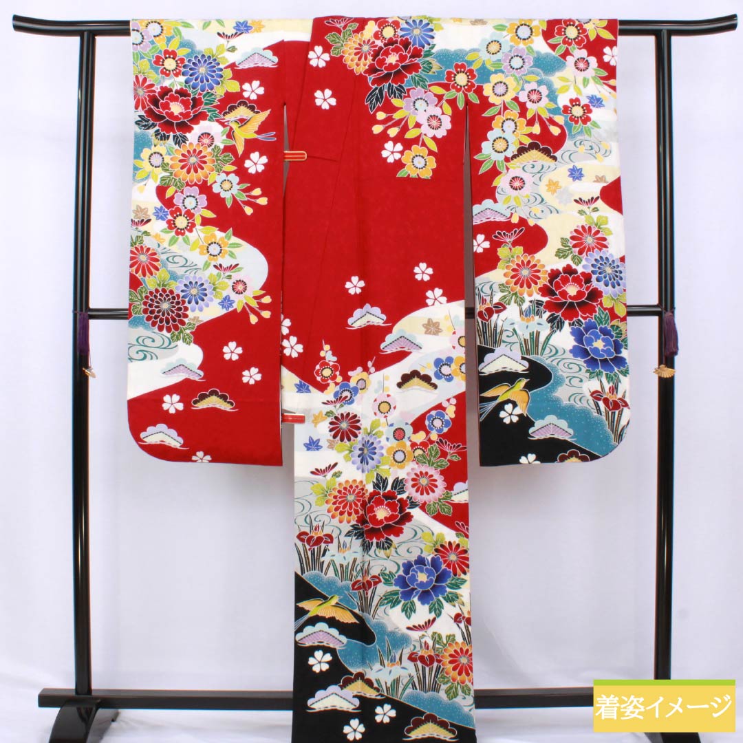 Furisode (long-sleeved kimono) made of pure silk, S rank, length 166.5cm, sleeve length 65.5cm, crimson (shinkuiro) color, featuring auspicious motifs of peonies, chrysanthemums, plum blossoms, and cherry blossoms in red tones. Product code: 1113002212512