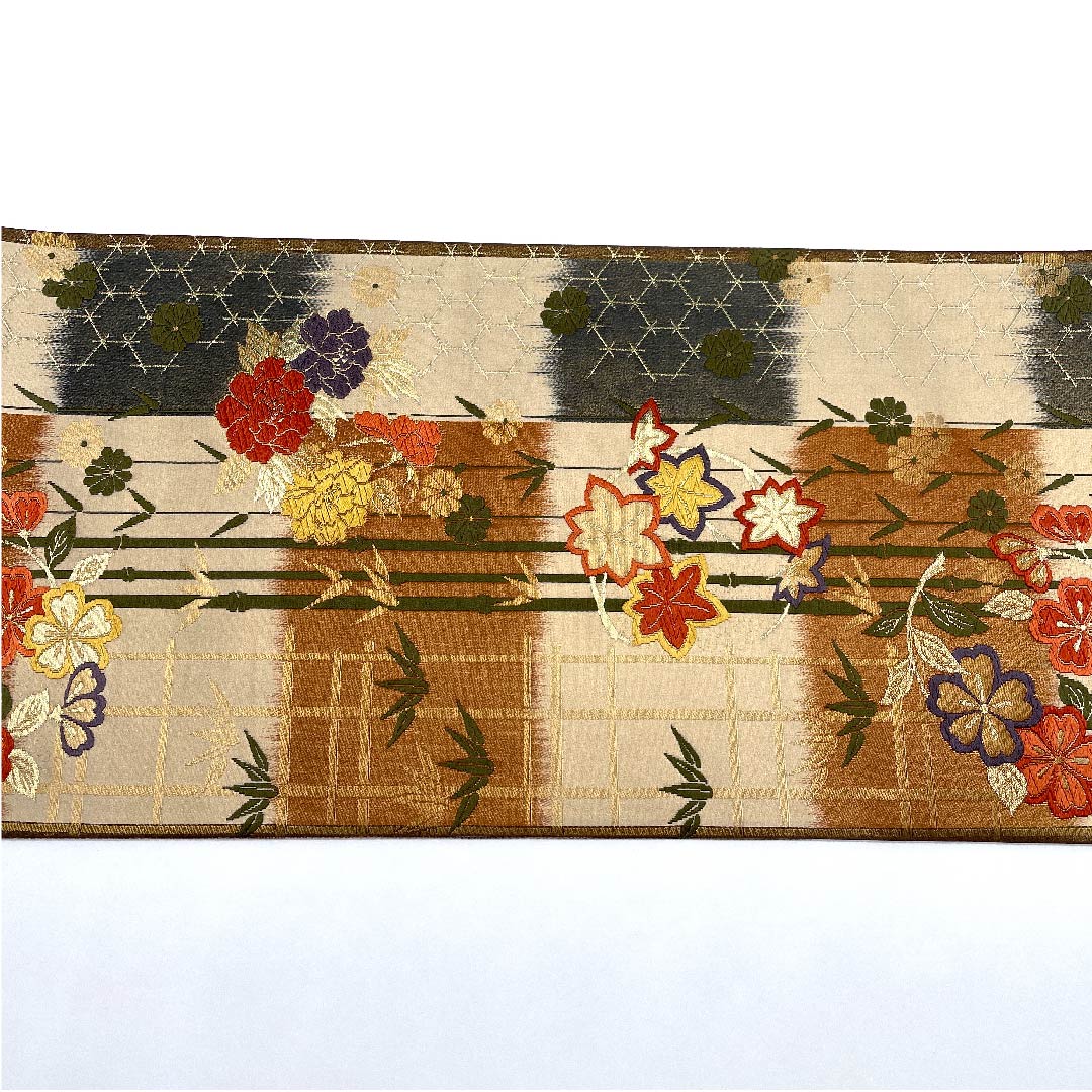 袋帯 生成り色（きなりいろ） 変わり市松 牡丹 竹 桜 帯丈426cm 正絹 Aランク 六通 セミフォーマル グラデーション系 1123007953399
