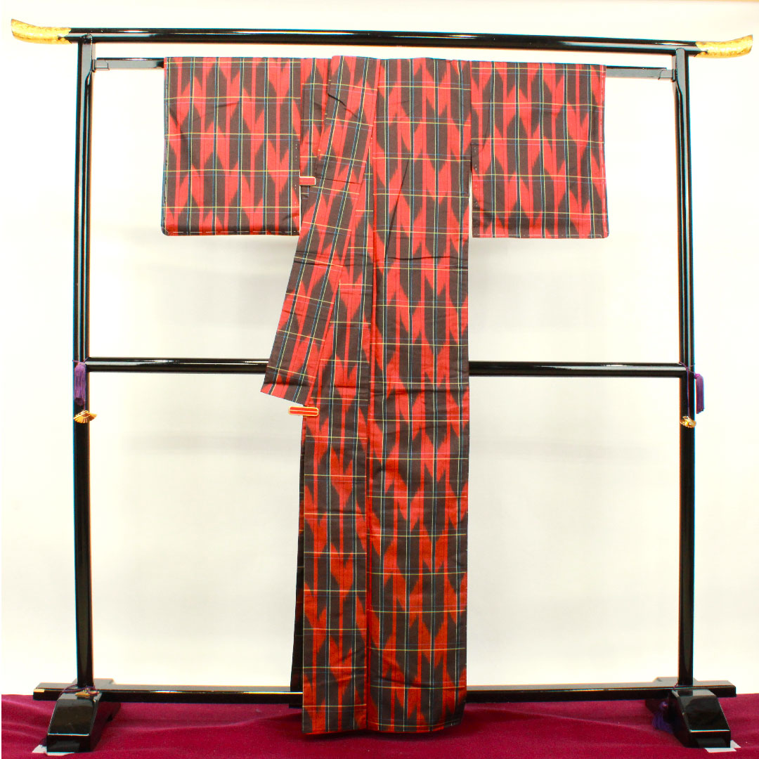 Tsumugi (Japanese kimono) with a red birch color, arrow pattern, and basting threads. Length: 163.5cm, Sleeve Length: 65cm. Unused. Pure silk, S rank. Lined, red. Product code: 1116002782412