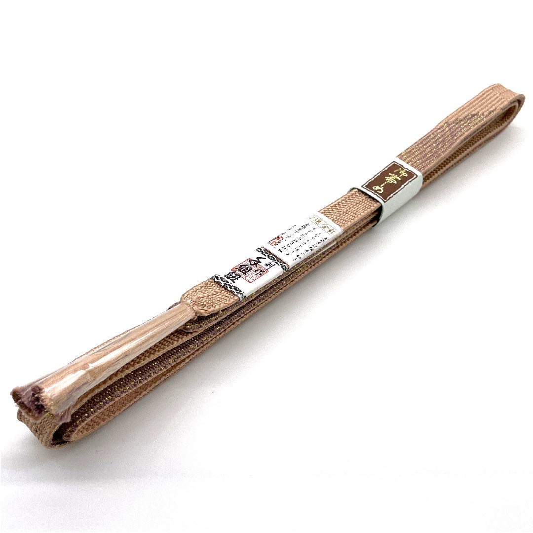 (Like new) Pure silk obijime (sash band) in Akakouiro (red incense color) with metallic thread. Hand-woven with specially selected gold and silver threads. Approximately 156cm long, 1.2cm wide. Semi-formal. S rank. Beige. Product number: 1135002302325