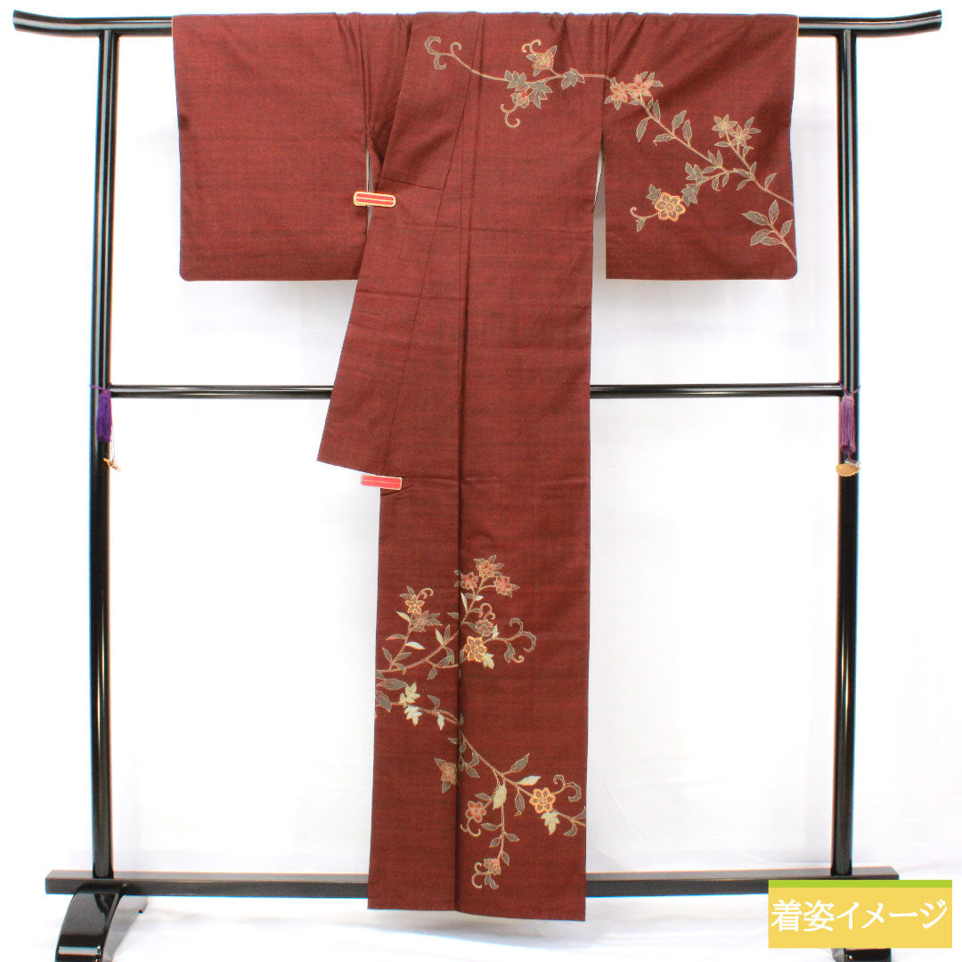 訪問着 正絹 袷 身丈158.5cm 裄丈65cm 生臙脂色（しょうえんじいろ） 大島紬地 紬地 蘇州刺繡 草花模様 Aランク 赤系 1112005493312