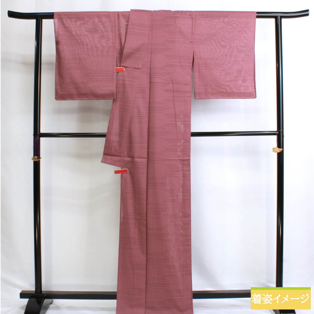 夏物 ポリエステル 色無地 Sランク 身丈166.5cm 裄丈67cm 積紅色（せきこういろ） 紋絽 矢絣 洗える着物 絽 ピンク系 1132002972513