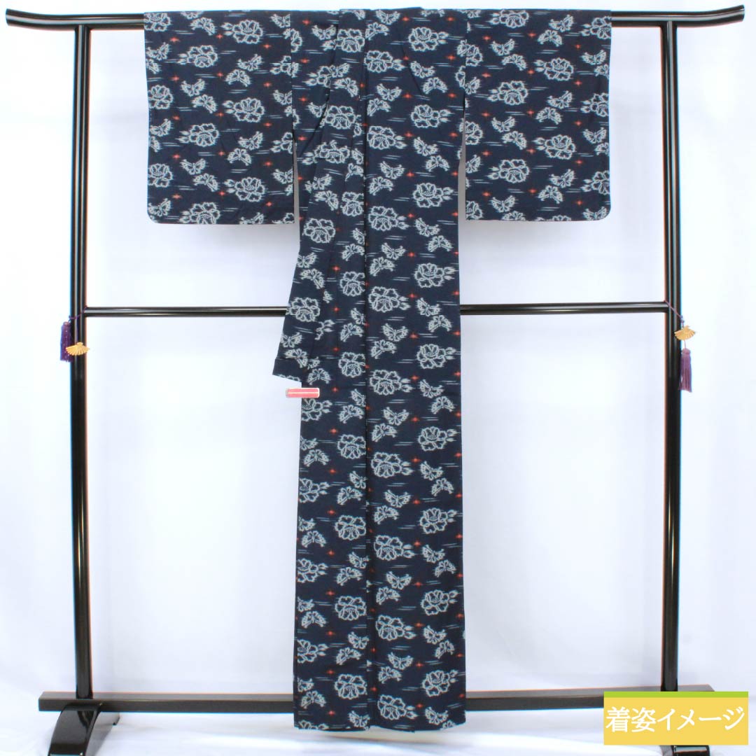 紬 正絹 Sランク 身丈159cm 裄丈64cm 濃紺色（のうこんいろ） 花 蝶 単衣 紺系 1116004712318