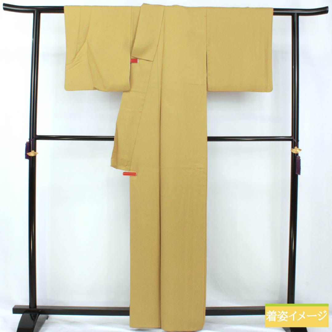 Solid-colored silk kimono, A-rank, length 161.5cm, sleeve length 64.5cm, karakane-iro (karakane-iro) color, circle with four squares, one crest, shark-skin pattern, lined, yellow, 1114002613423