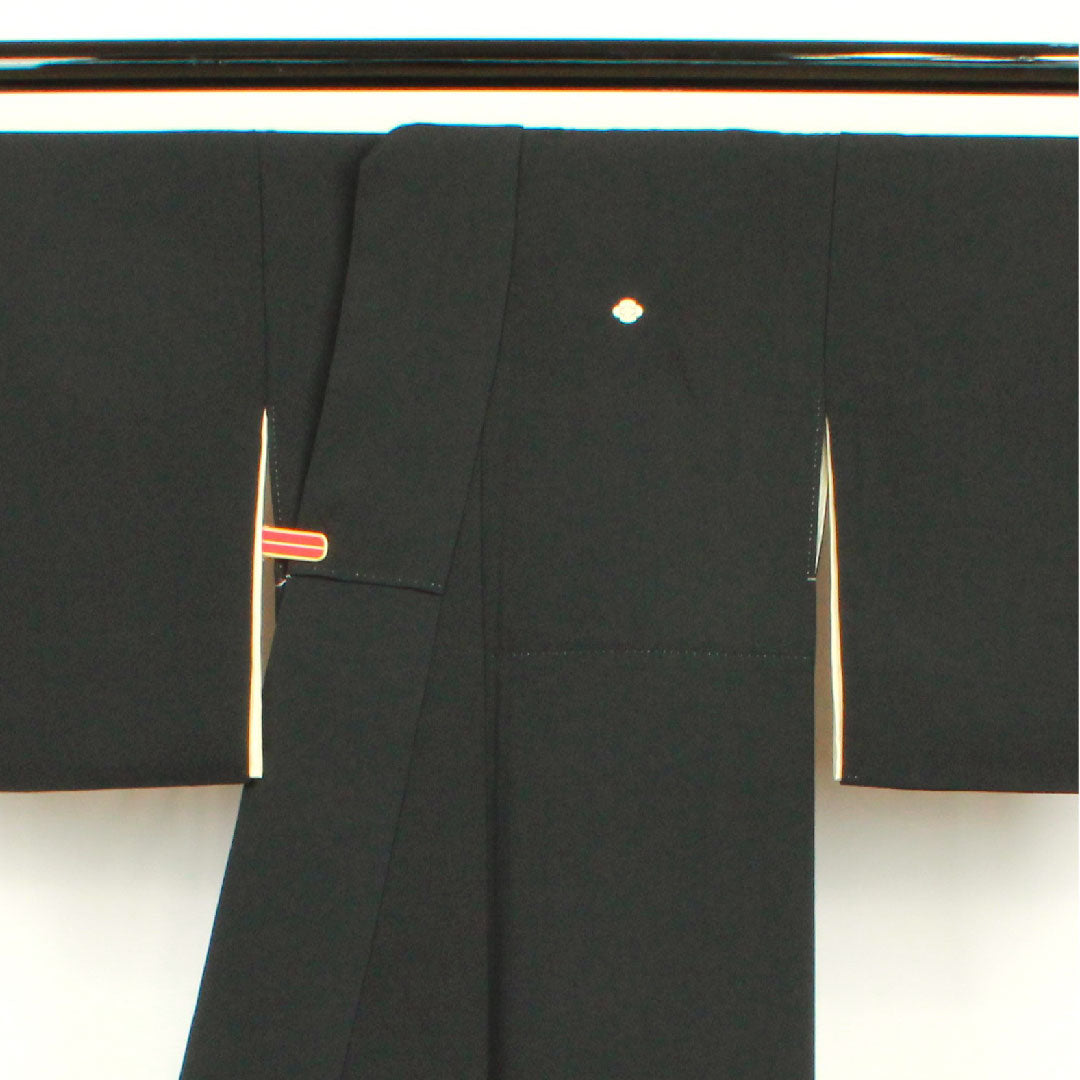 Black formal kimono, length 162cm, sleeve length 64cm, lined, by an artist, auspicious motif, quince, pure silk, A rank, five crests, black, 1111000533410