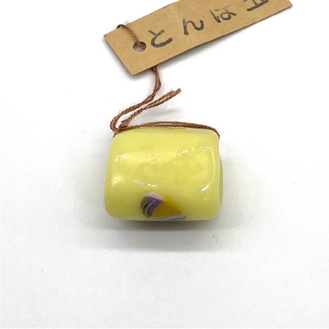 （新古品） 帯留め 陶磁器 カジュアル 嫩黄色（どんこうしょく） トンボ玉 螺旋 曲線 長さ約2cm 幅約2cm  Sランク 黄系 1137000262923
