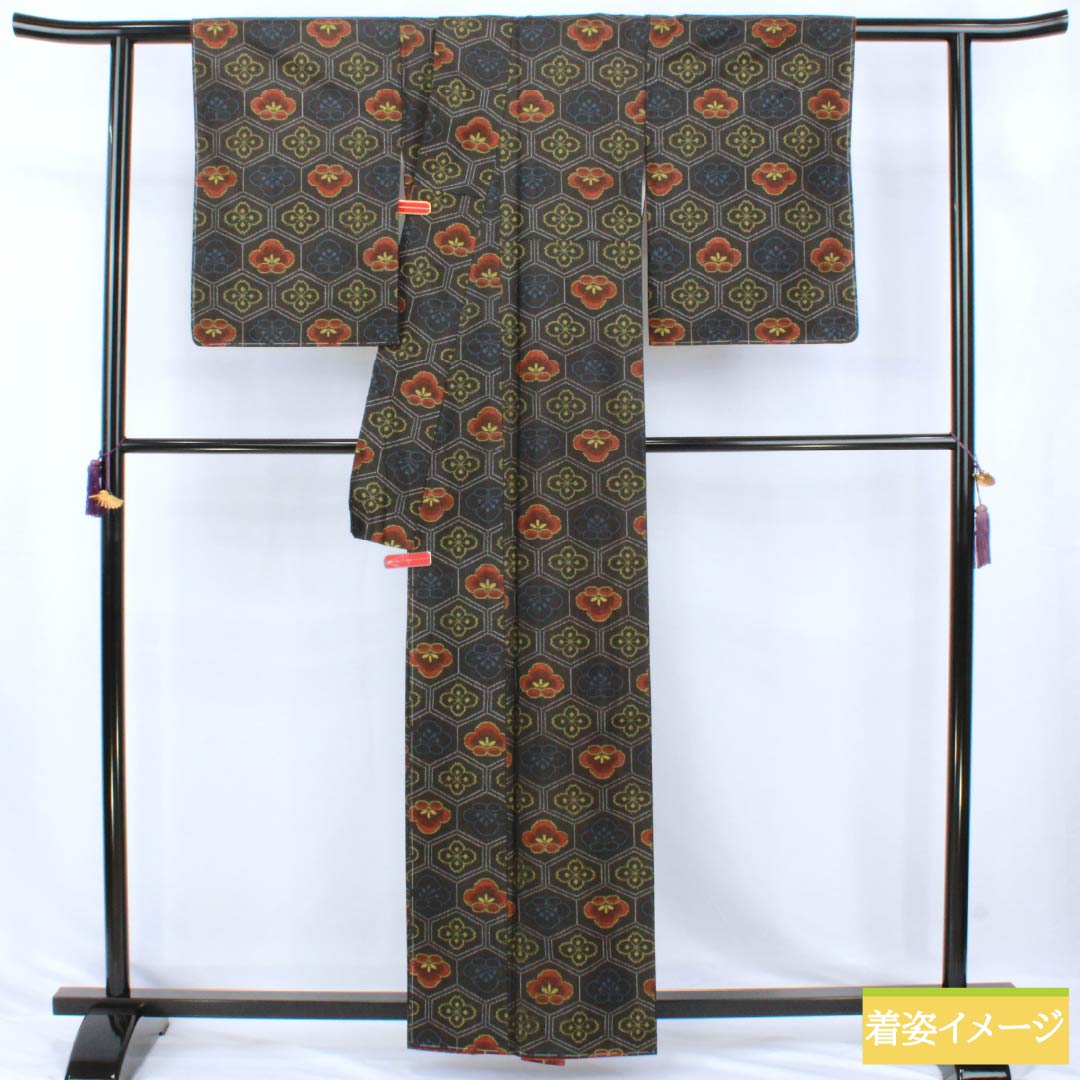 紬 正絹 Aランク 身丈160cm 裄丈63cm 村山大島 亀甲 花柄 しつけ糸付き 袷 黒系 1116004933410