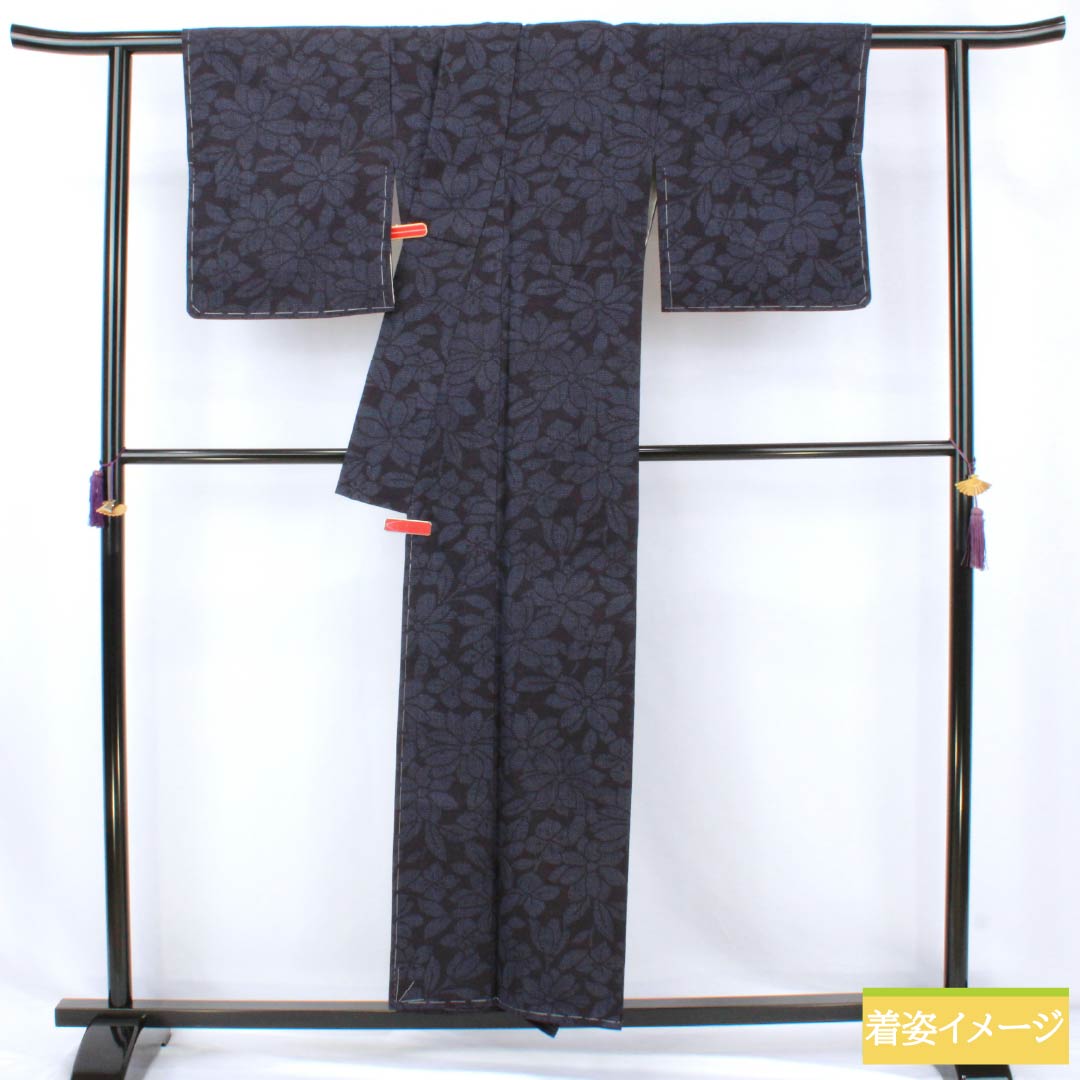 Pure silk tsumugi (pongee) kimono, S rank, length 155cm, sleeve length 63cm, brown (kachiiro) color, silk tsumugi with warp kasuri (kasuri) pattern, floral pattern, lined, navy blue, product number 1116004772318