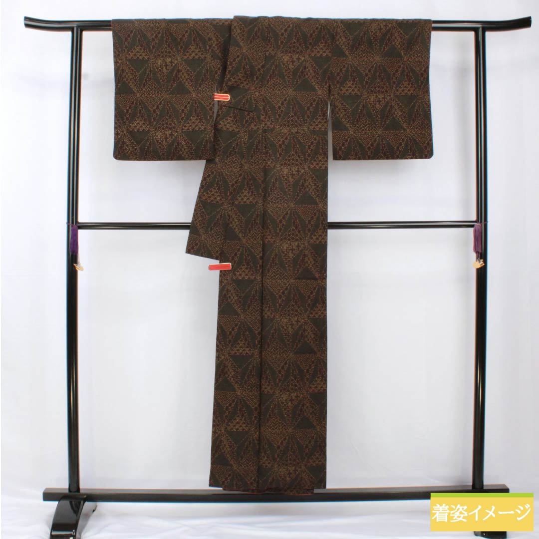 紬 正絹 身丈152cm 裄丈62cm 桃尻色（ももじりいろ） 幾何学模様 Aランク 袷 黒系 1116003763210