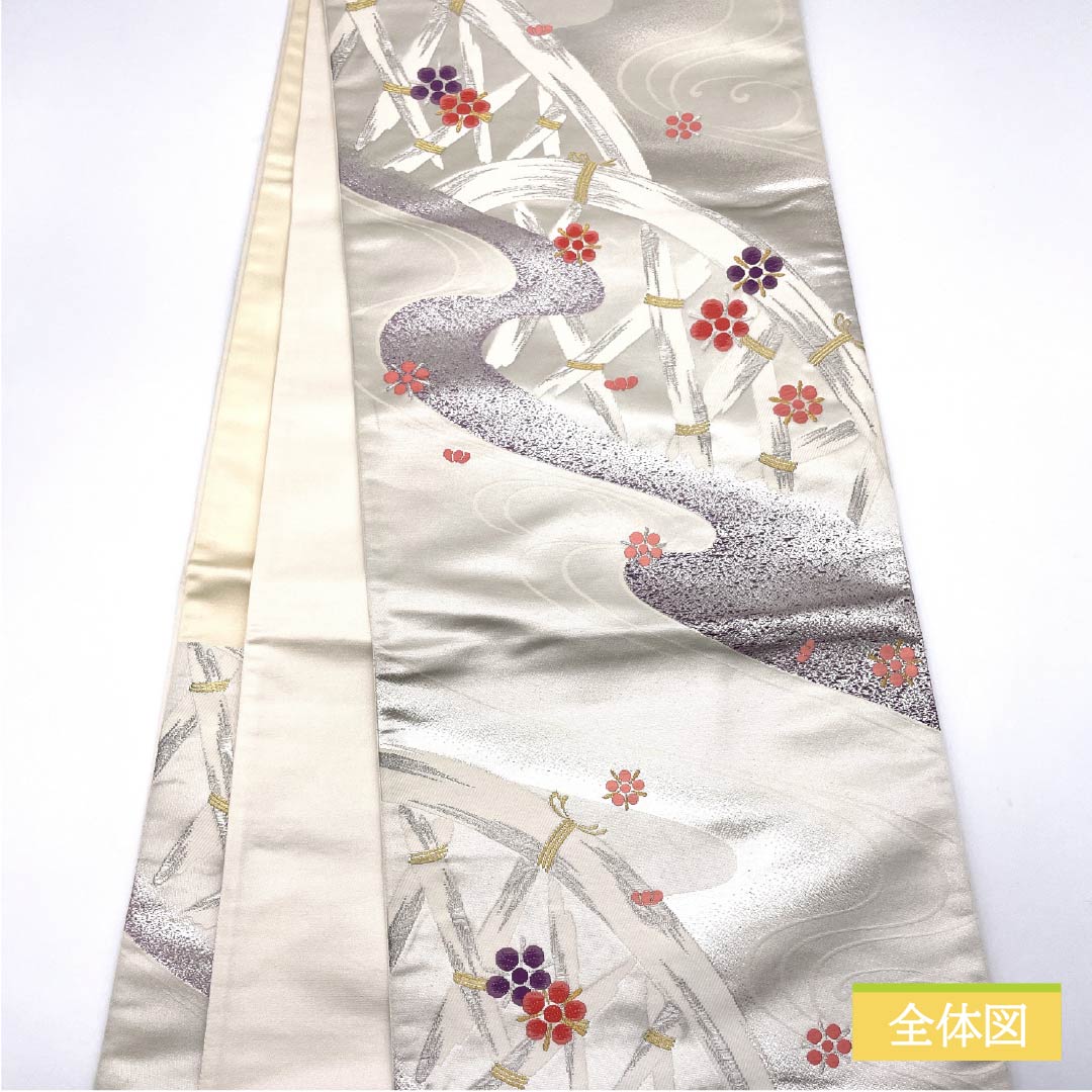 Formal obi with a bamboo fence, flowing water, and plum blossom motif, made of pure silk and S-rank. Suitable for formal wear with a formal kimono. Length: 432cm. Features a six-fold hem. Silver finish. Product number: 1123015362322.