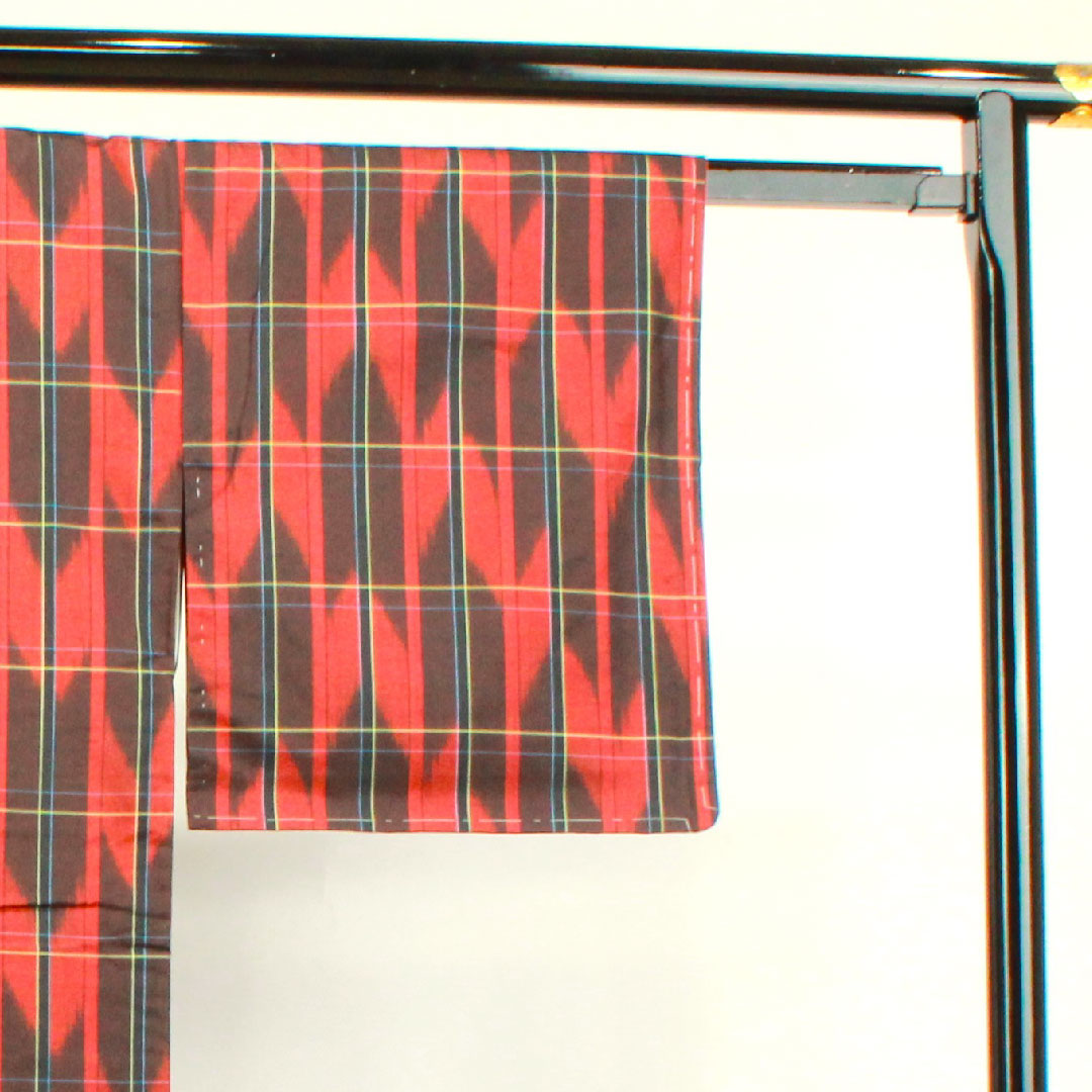 Tsumugi (Japanese kimono) with a red birch color, arrow pattern, and basting threads. Length: 163.5cm, Sleeve Length: 65cm. Unused. Pure silk, S rank. Lined, red. Product code: 1116002782412