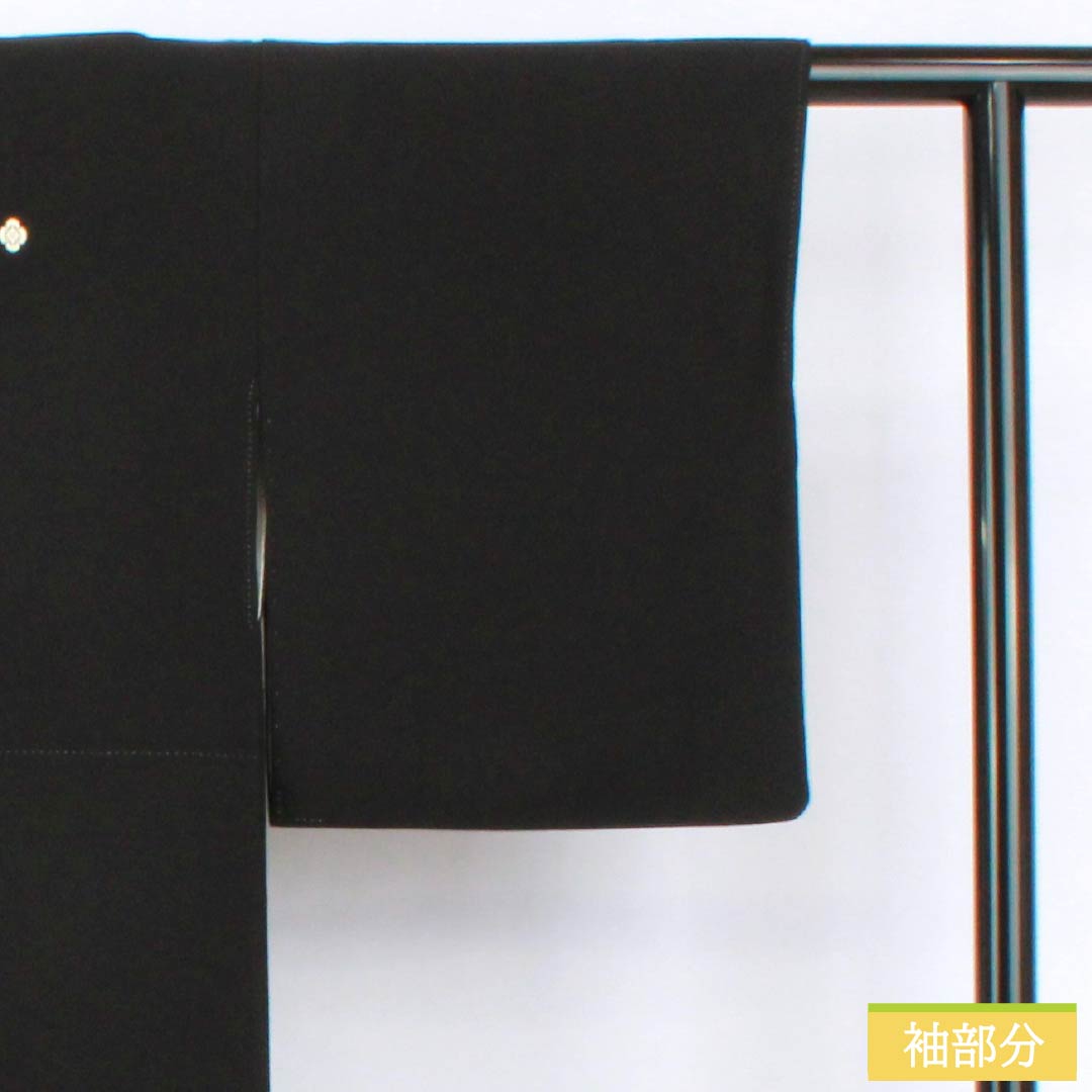 Black formal kimono (tomesode) made of pure silk, S rank, length 158cm, sleeve length 65.5cm, lined, with Suzhou embroidery featuring five crests, including auspicious motifs of quince, pheasant, pine, and plum blossoms. Product code: 1111001782310