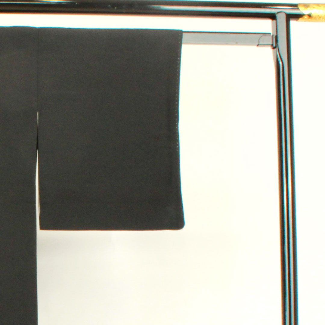 Black Tomesode, Length 153cm, Sleeve Length 61.5cm, Lined, Kyoto Yuzen, Pine, Chrysanthemum, Circle with Sword and Butterfly, Pure Silk, A Rank, Five Crests, Black, 1111001003210