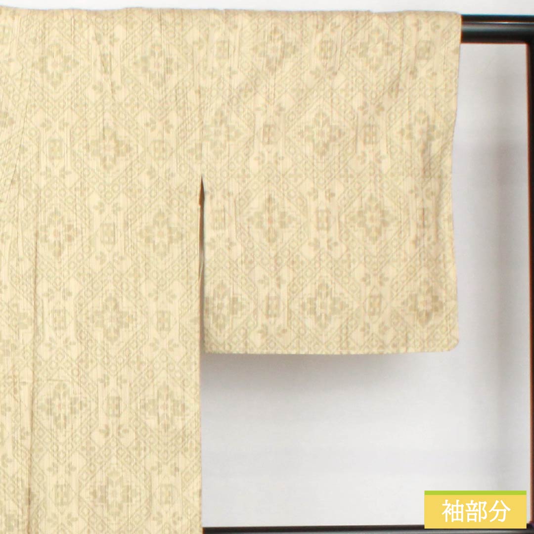 Pure silk tsumugi (pongee) kimono, length 159cm, sleeve length 63.5cm, light egg-colored (usutamagoiro) with warp ikat (kasuri) and geometric patterns, with basting threads, A-rank, lined, beige, product number 1116003883325