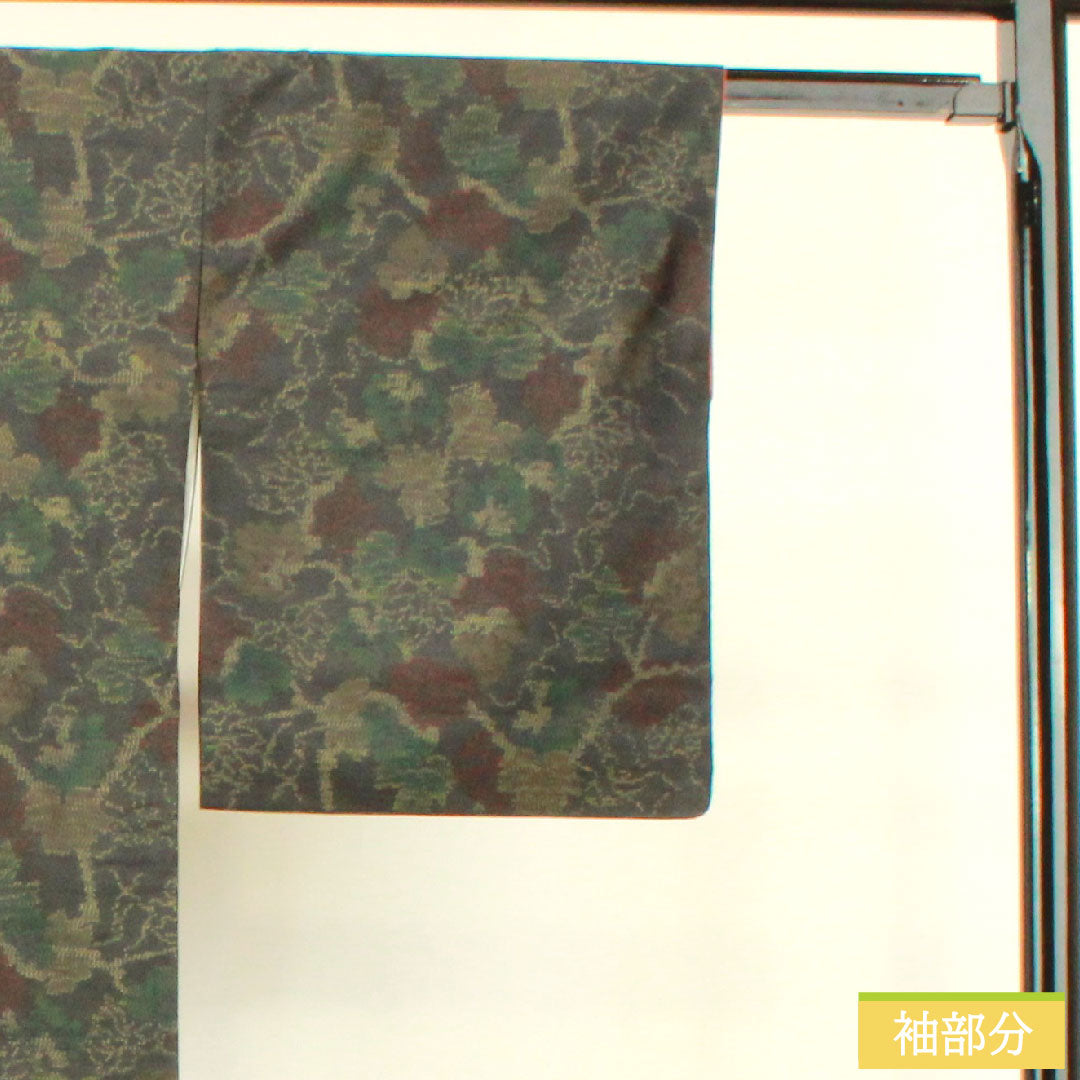 紬 正絹 身丈160cm 裄丈65.5cm 大島紬 緯総絣 葉っぱ模様 Sランク 袷 黒系 1116003352410