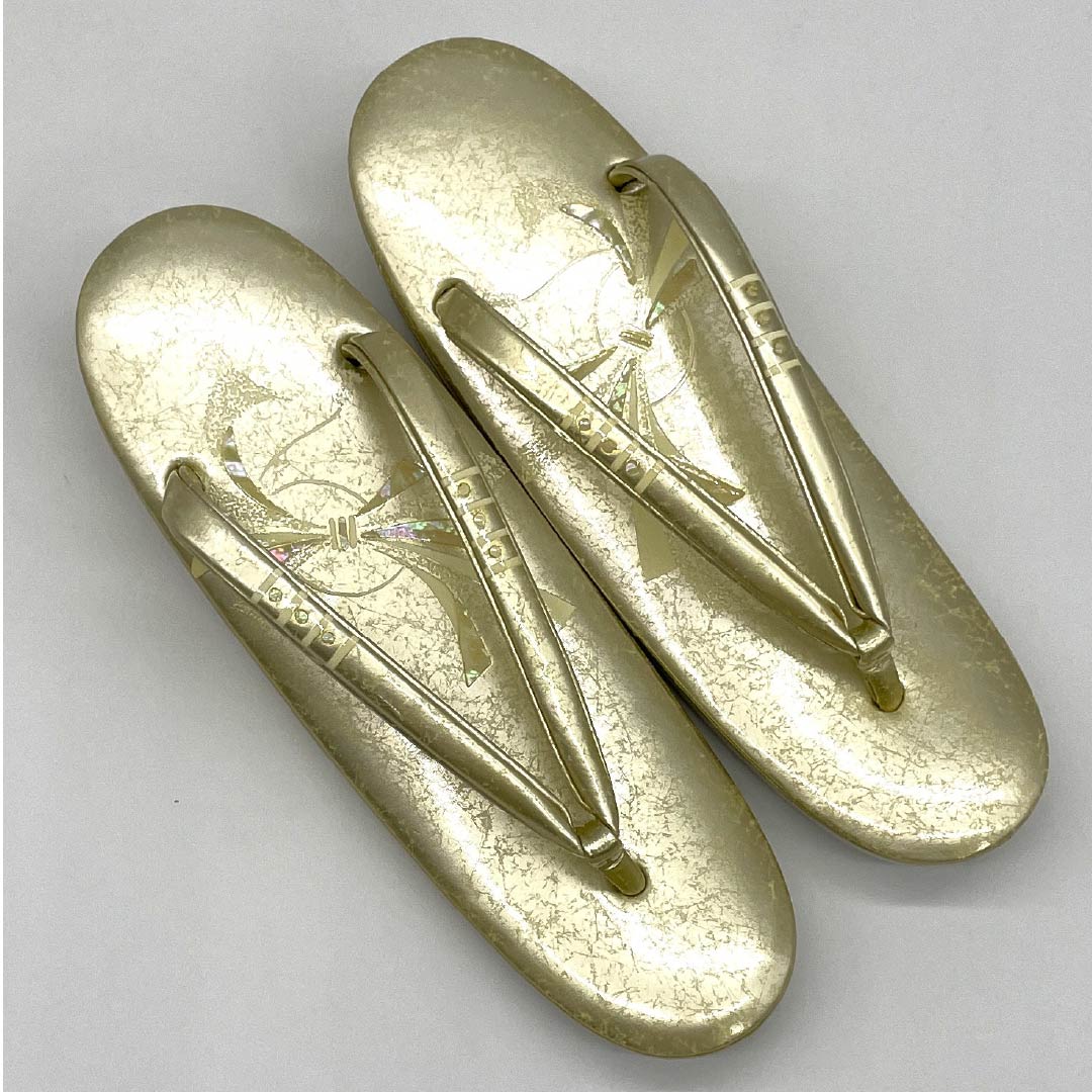 （新古品）草履バックセット フォーマル 金色（きんいろ） 未使用品 古典柄 螺鈿 Mサイズ 金系 Aランク 1133000223321