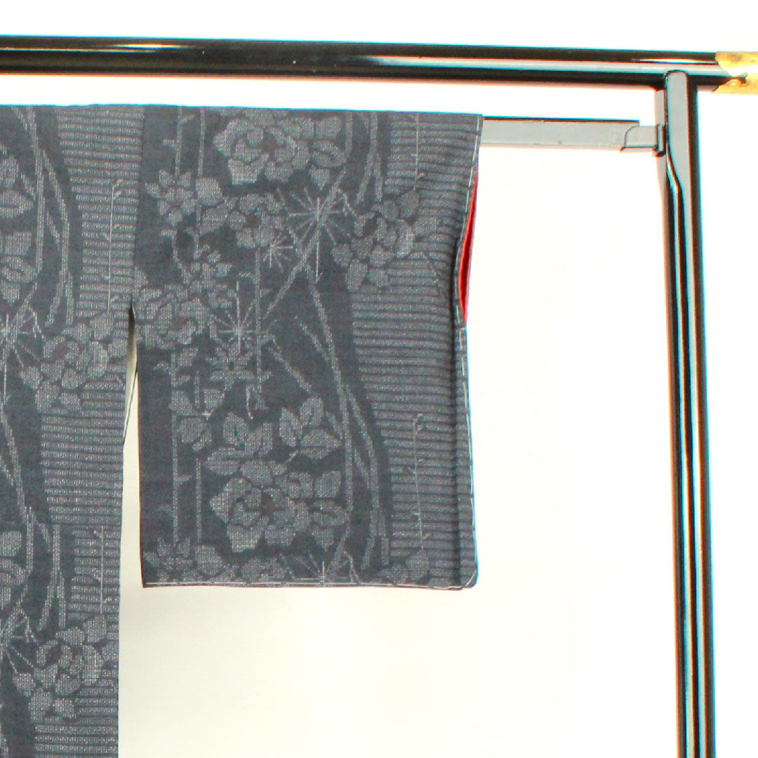Yuki Tsumugi Length 165.5cm Sleeve length 63cm Navy blue Floral pattern Pure silk S rank Awase Gray 1116002192522