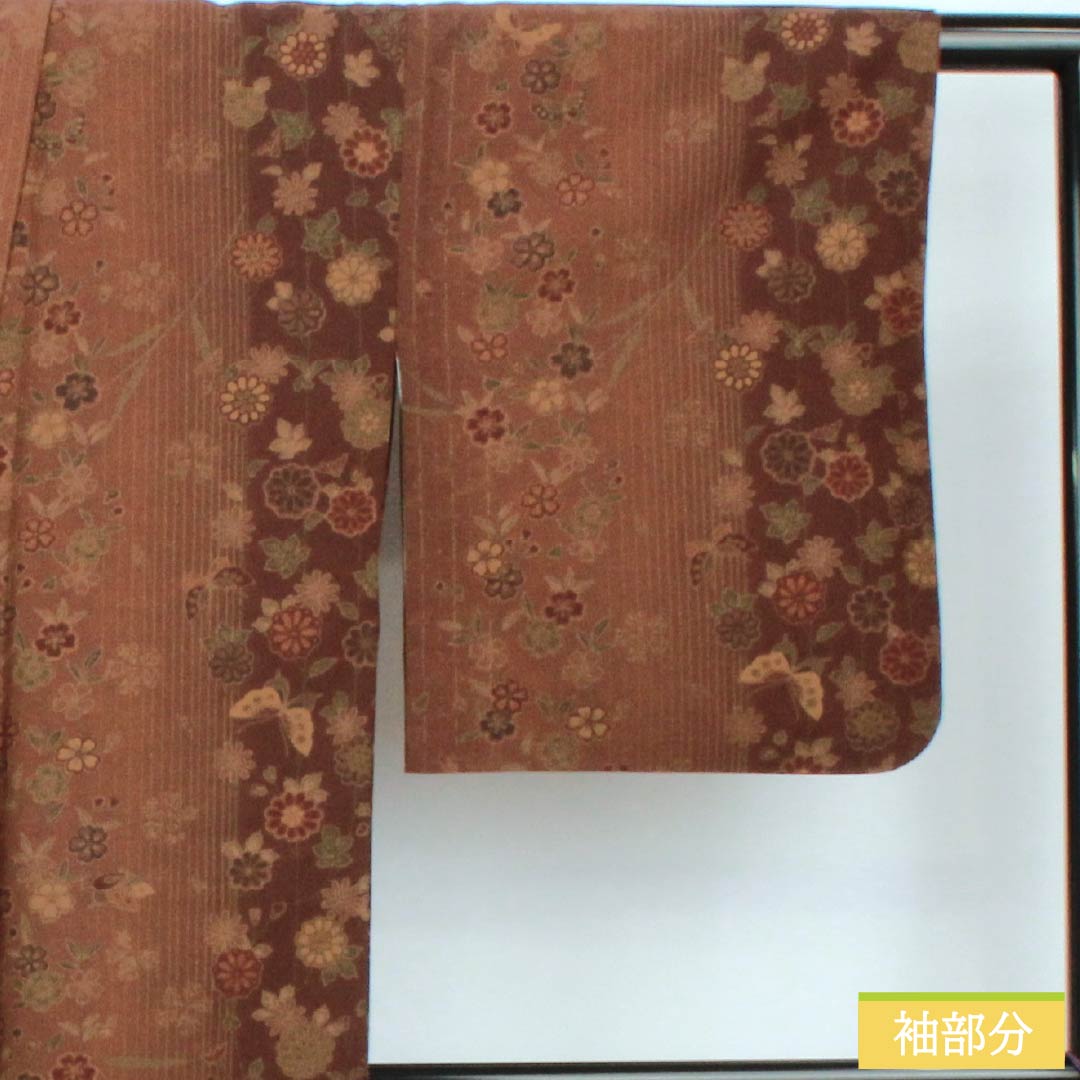 小紋 ポリエステル 身丈163cm 裄丈64.5cm 袷 焦色（こがれいろ） 煉瓦色（れんがいろ） 草花模様 蝶 洗える着物 Sランク 茶系 1115005992414
