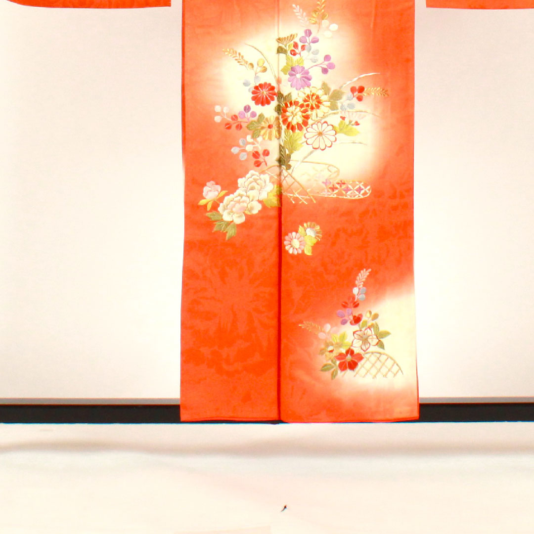 振袖 身丈157.5cm 裄丈63cm 袷  刺繡 花模様  正絹 Bランク 朱系 1113000754316