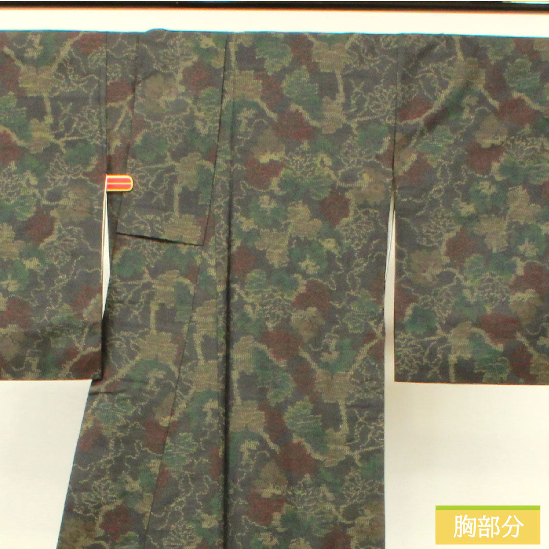 紬 正絹 身丈160cm 裄丈65.5cm 大島紬 緯総絣 葉っぱ模様 Sランク 袷 黒系 1116003352410