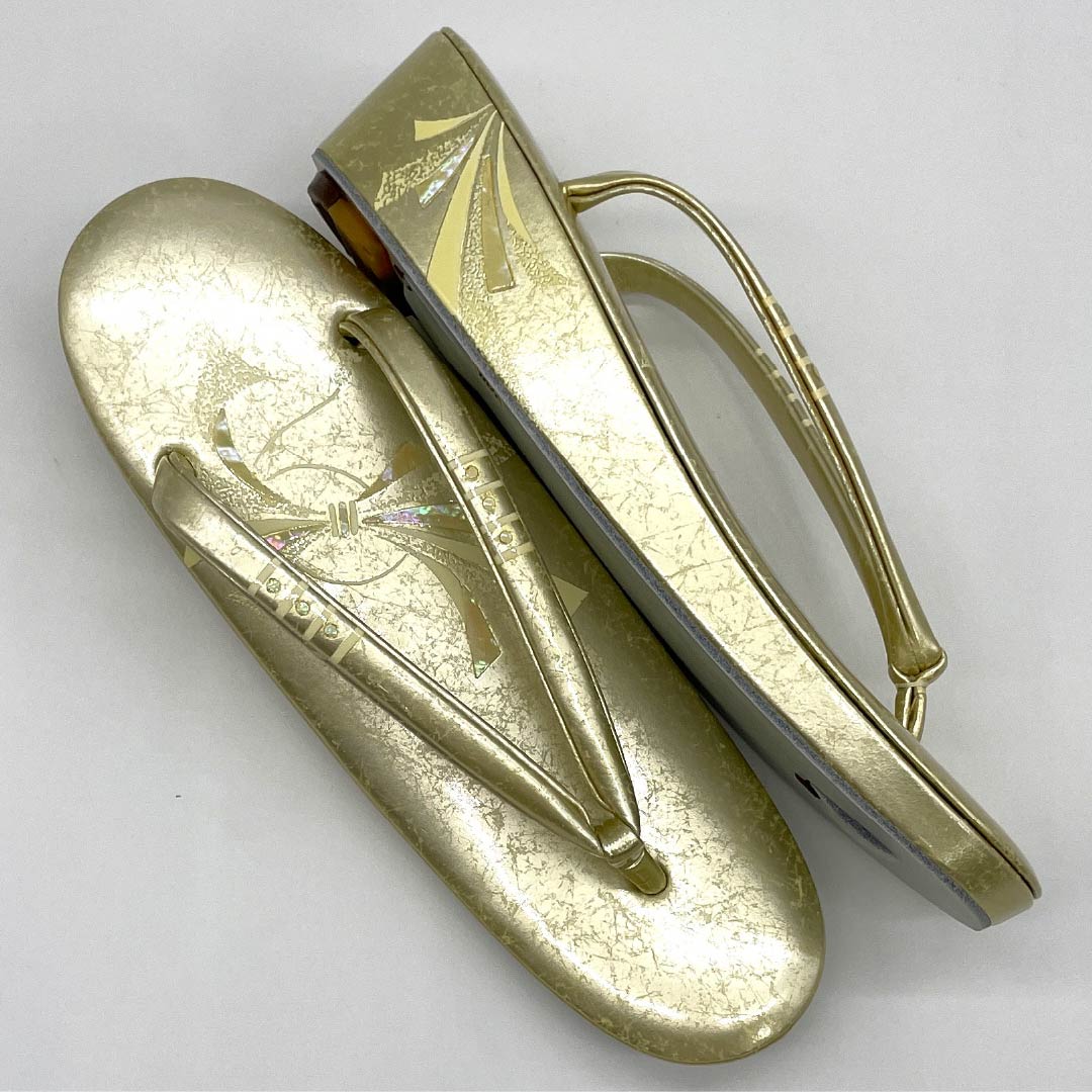 （新古品）草履バックセット フォーマル 金色（きんいろ） 未使用品 古典柄 螺鈿 Mサイズ 金系 Aランク 1133000223321