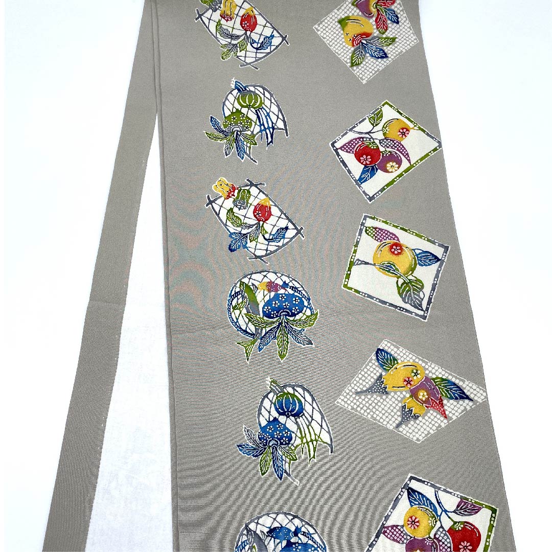 名古屋帯 絹鼠色 野菜 京紅型 帯丈372cm 正絹 Sランク 全通 カジュアル グレー系 1124005392322  開き仕立て